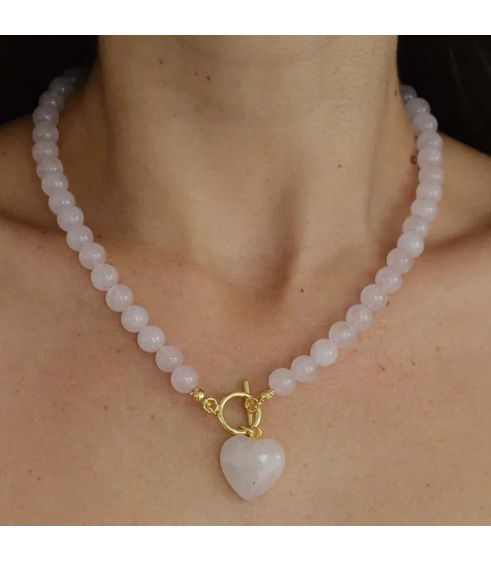 Collar de bolitas de Cuarzo Rosa con dije en forma de corazón
